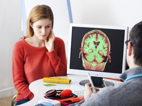 Młoda kobieta u neurologa.