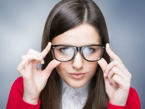 Kobieta nosząca okulary.