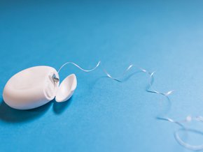 Nitkowanie zębów – jaką nić dentystyczną wybrać i jak prawidłowo nitkować zęby?