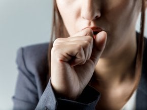 Ból pleców przy kaszlu i przy kichaniu – jakie są przyczyny?