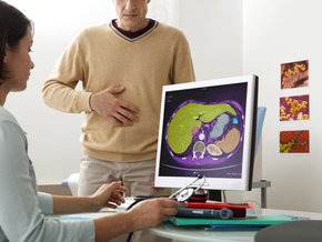 Lekarz oglądająca zdjęcie tomograficzne brzucha pacjenta.