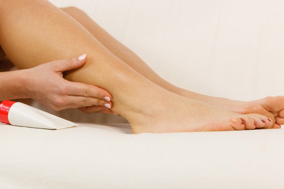 Bóle nóg w nocy i w spoczynku – jakie są przyczyny i jak się leczy?