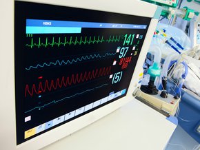 Arytmia serca – co to, zagrożenia, czynniki sprzyjające, leczenie i postępowanie