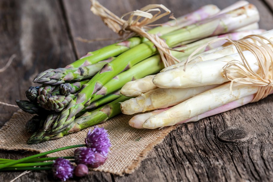 Szparagi zielone i białe – właściwości, kalorie, wartości odżywcze i przepisy