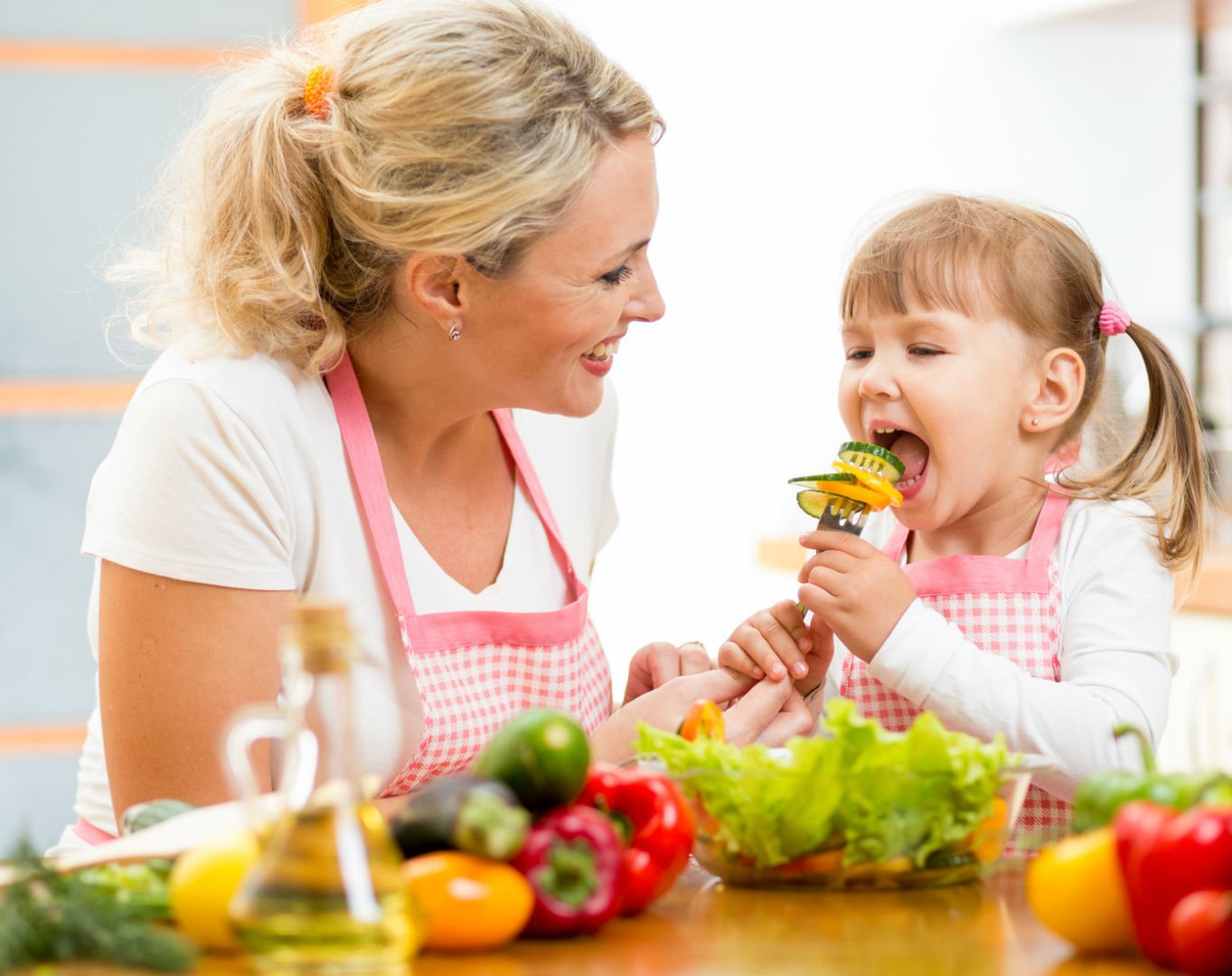 Заботятся о питании и. Ребёнок ест фрукты иовощи. Еда для детей. Овощи и фрукты для детей. Питание детей.