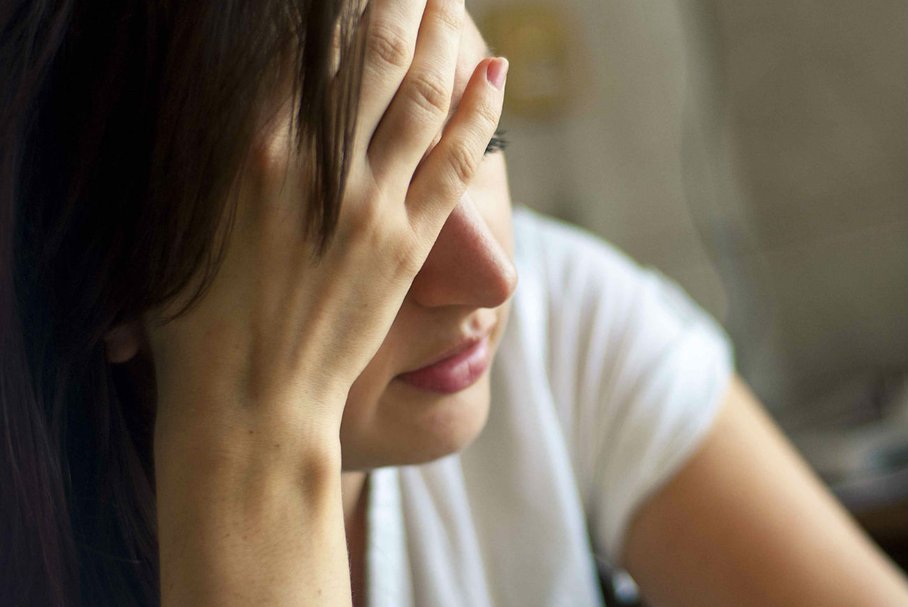 Migrena miesiączkowa – przyczyny, rozpoznanie, leczenie, domowe sposoby, zapobieganie