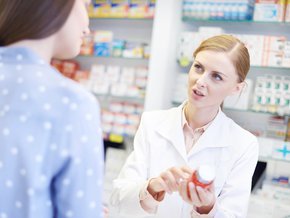 Farmaceutka rozmawiająca z klientką.