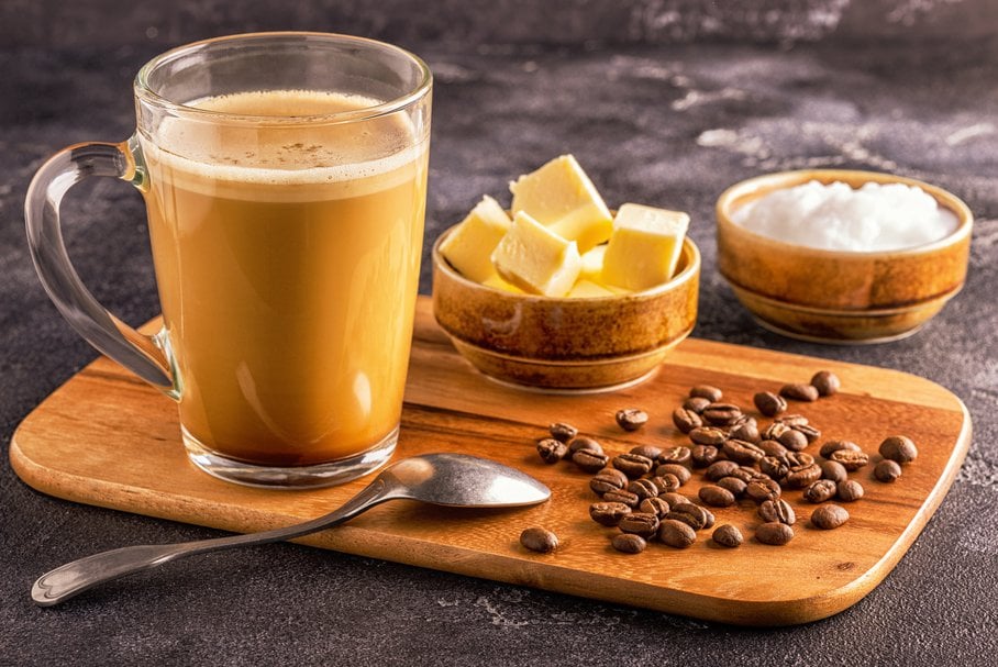 Kawa kuloodporna (kawa z masłem i olejem kokosowym) – działanie, efekty, przeciwwskazania