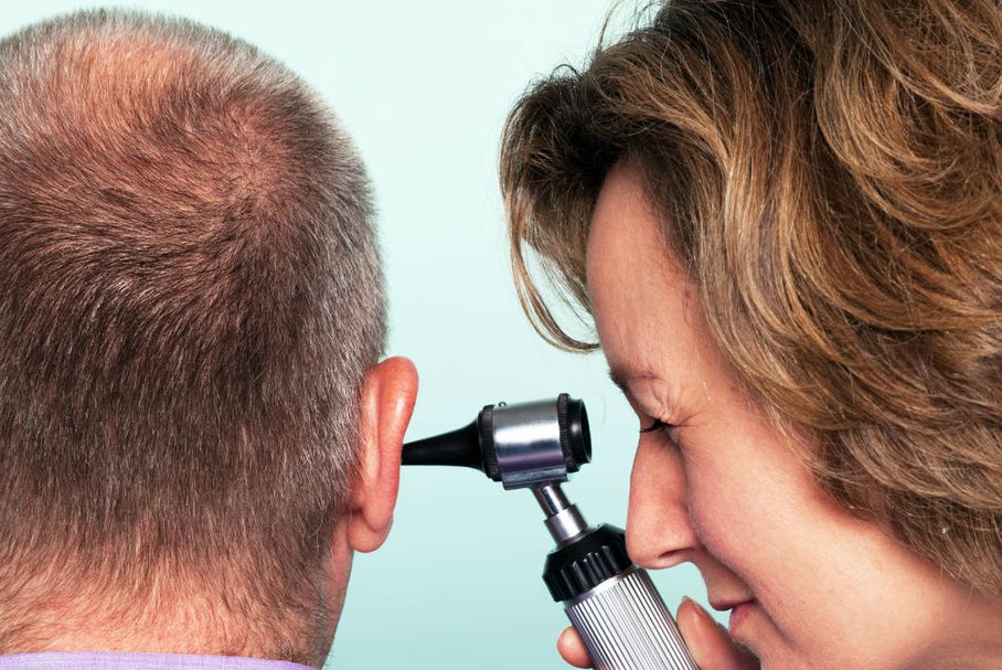 Woskowina w uchu – jak usunąć czop woskowinowy?