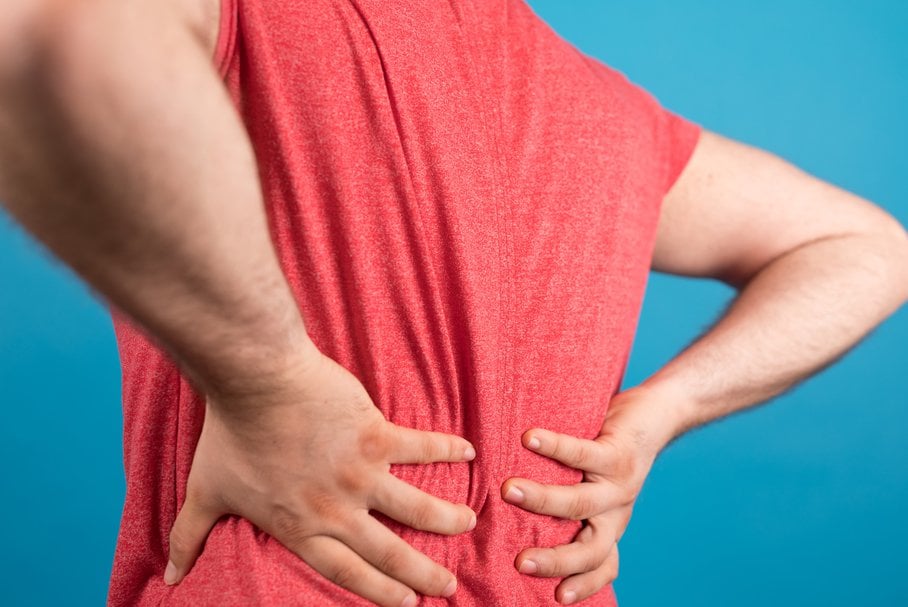 Ból kręgosłupa lędźwiowego promieniujący do nóg – przyczyny, objawy, leczenie, rehabilitacja