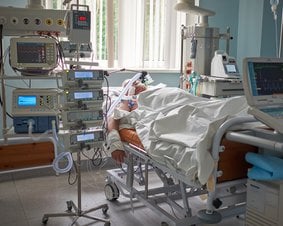 Pacjent podpięty do respiratora.