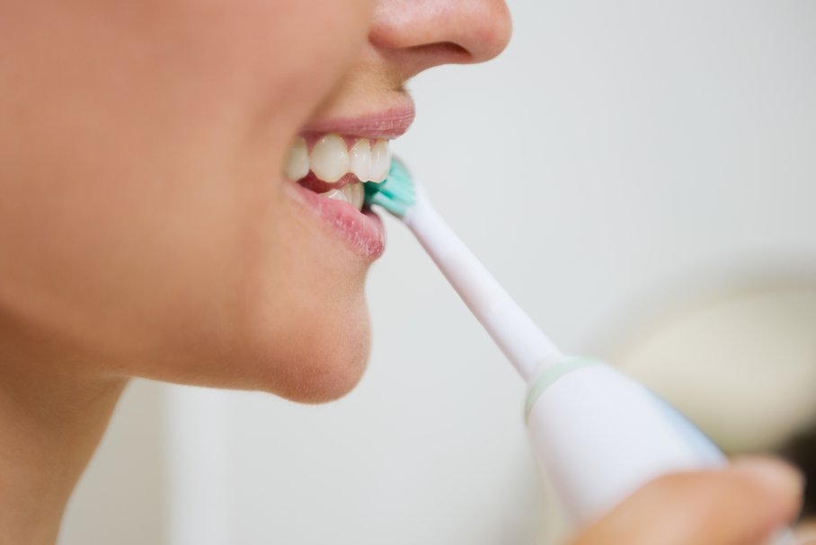 Szczoteczka soniczna do zębów – czy jest zdrowa, jak działa, opinie, cena