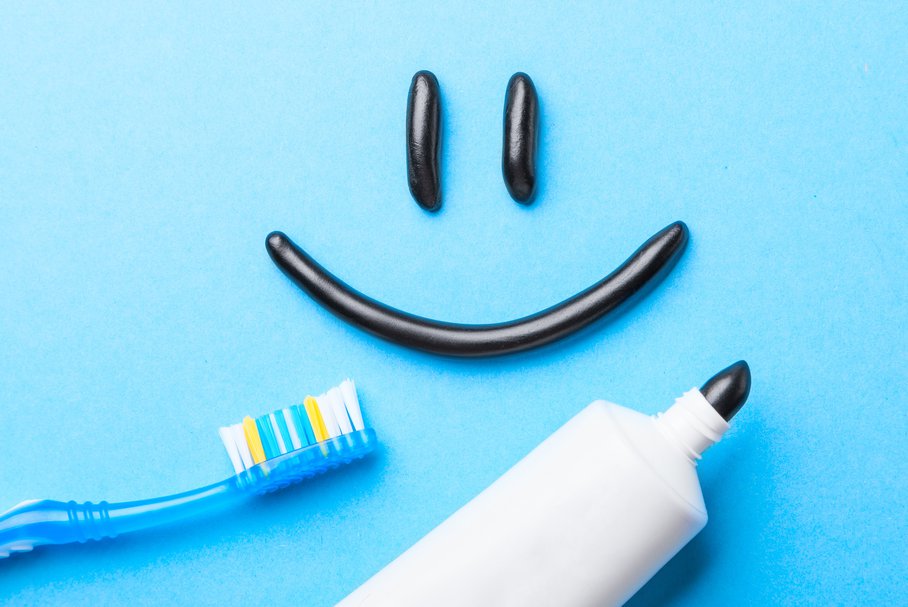 Czarna pasta do zębów – działanie, stosowanie, efekty, opinie, cena, gdzie kupić