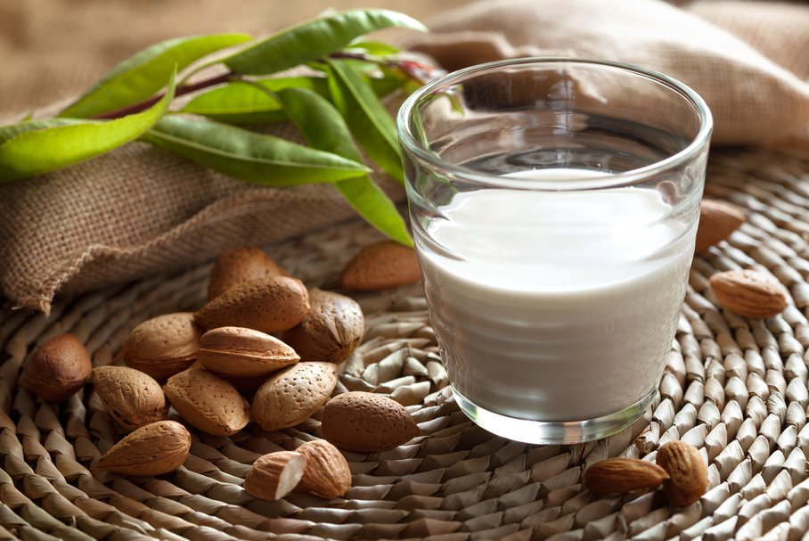 Mleko migdałowe dla dzieci i dorosłych – właściwości, kalorie, zastosowanie, przepis