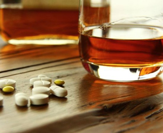 Po jakich lekach nie można pić alkoholu? Jakie są skutki interakcji leków z alkoholem?