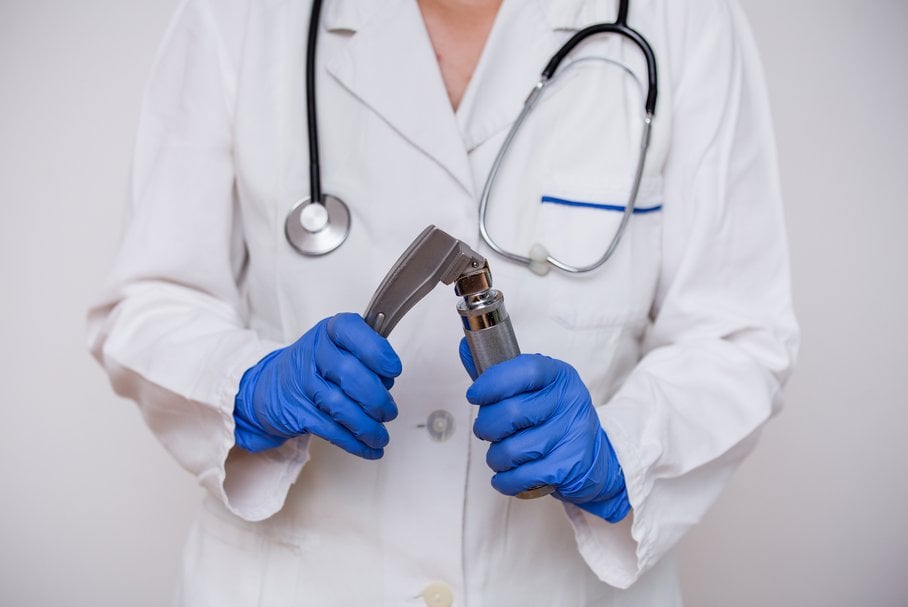 Lekarz trzymający laryngoskop.
