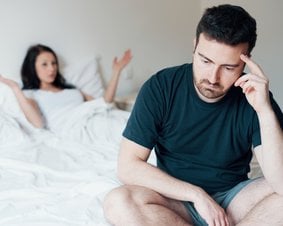 Młody mężczyzna mający problem z erekcją.
