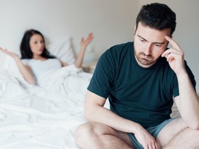 Młody mężczyzna mający problem z erekcją.