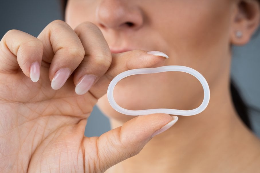 Krążek dopochwowy – jak założyć i od kiedy działa ring antykoncepcyjny?