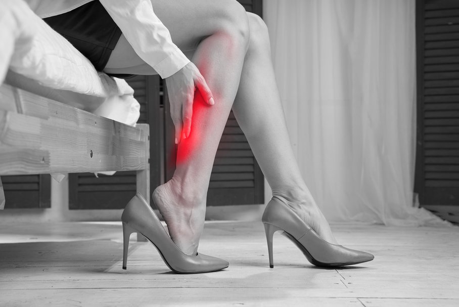 Ból mięśni nóg – jakie są przyczyny? Sposoby na bolesne skurcze w nogach