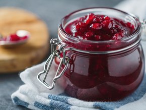 Mączka chleba świętojańskiego (E410) – co to jest – właściwości, szkodliwość, wpływ na zdrowie