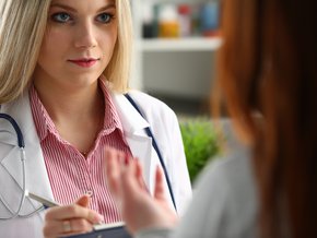 Bolesne, czerwono-fioletowy wykwity na ciele wskazują na obecność guzków Oslera