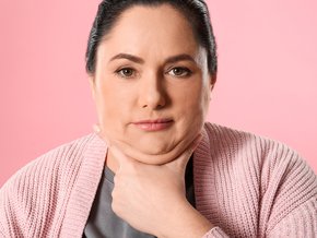 Kobieta pokazująca drugi podbródek.