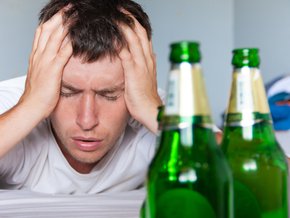 Mężczyzna cierpiący na chorobę alkoholową.