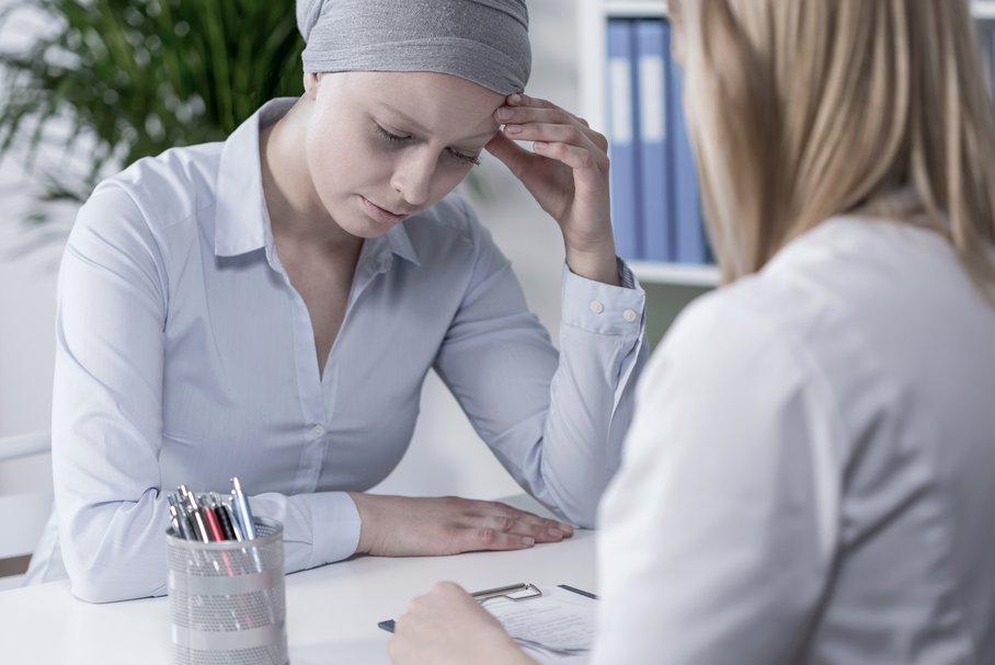 Pacjentka z nowotworem podczas konsultacji z onkologiem.