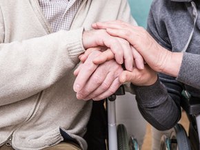 Drżenie rąk – dlaczego trzęsą się ręce?
