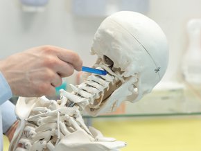 Dyzostoza czaszkowo-mózgowa jest chorobą genetyczną, objawem której jest deformacja czaszki