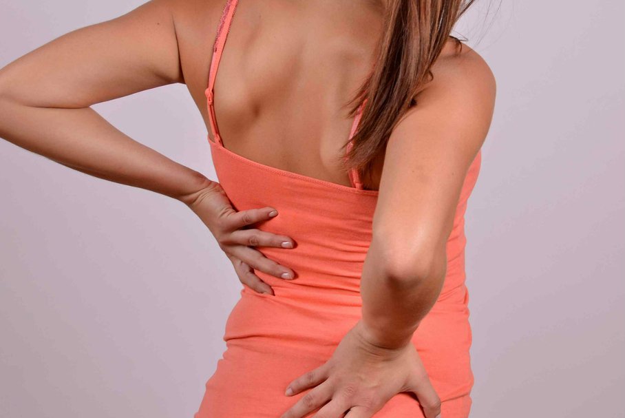 Ból w dole pleców – jakie przyczyny powodują ból w dole kręgosłupa?