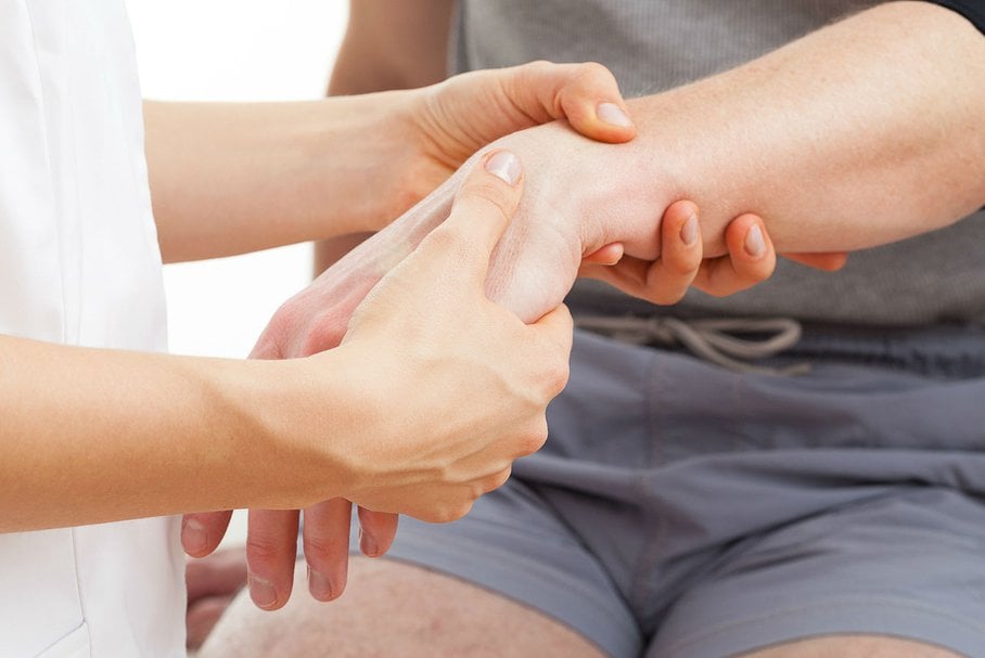 Drętwienie i mrowienie rąk - przyczyny, jakie choroby, kiedy jest niebezpieczne drętwienie kończyn górnych?