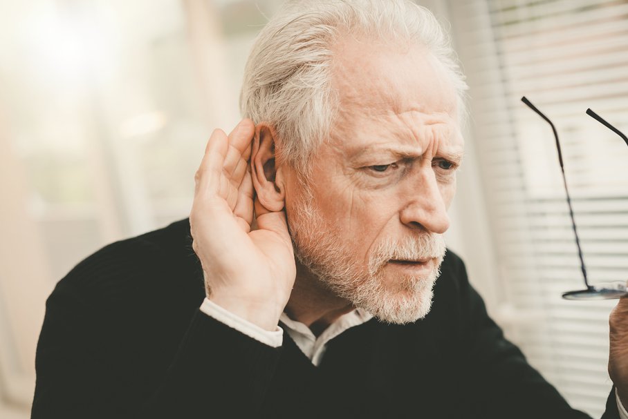 Starszy mężczyzna cierpiący na niedosłuch.