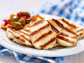 Danie z grillowanym serem halloumi.