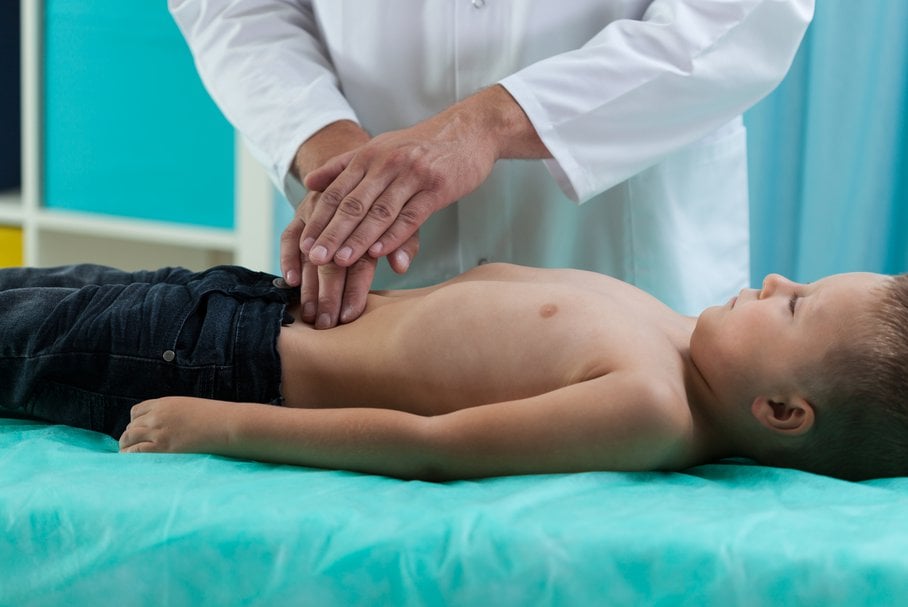 Badanie palpacyjne brzucha dziecka.