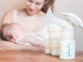 Laktatory z odciągniętym mlekiem matki.