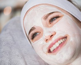 Co jest skuteczniejsze na zrogowaciałą skórę – kwas czy peeling?