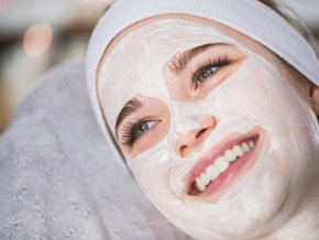 Co jest skuteczniejsze na zrogowaciałą skórę – kwas czy peeling?